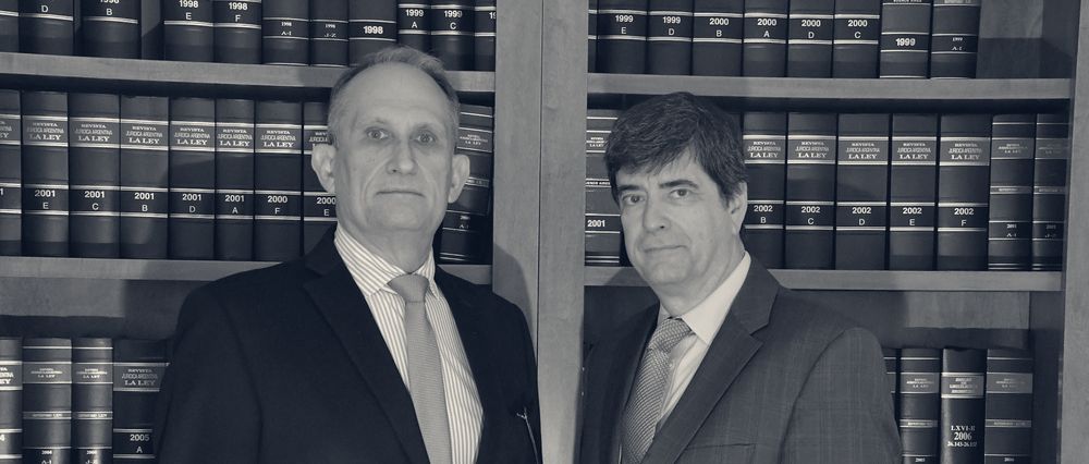 Gustavo E. Gettar y Eugenio H. Cozzi en la biblioteca del estudio