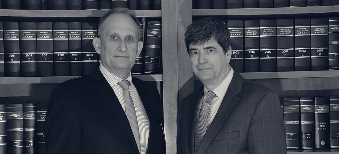 Gustavo E. Gettar y Eugenio H. Cozzi en la biblioteca jurídica del estudio